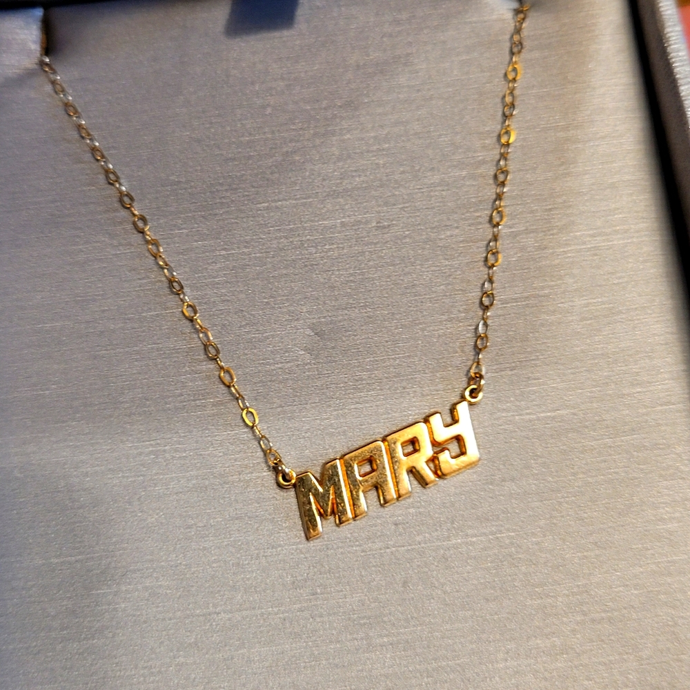 10k gold "Mary"  name necklace